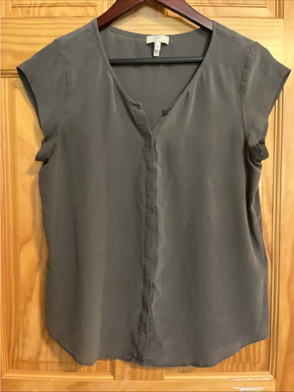 Joie 100% Silk Gray V-Neck Cap Sleeve Blouse Size M Button Up